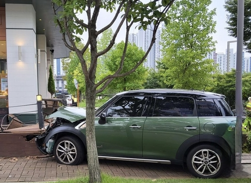 경기도 화성시 영천동의 한 사거리에서 보행자를 치고 인근 건물을 들이받는사고를 낸 사고 차량. [경기도소방재난본부 제공]