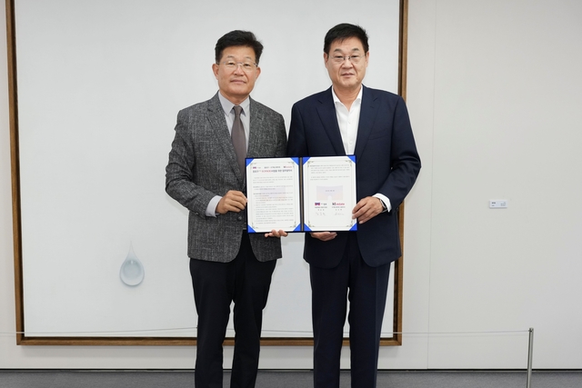 김승환 KT에스테이트 대표(사진 왼쪽)와 정문헌 종로구청장이 지난 8일 업무협약 체결 후 기념사진을 찍고 있다. [KT에스테이트 제공]