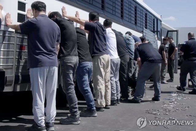 미국 이민세관단속국(ICE)이 공개한 조지아주 현대차-LG에너지솔루션 합작 배터리공장 이민 단속 현장 모습. EPA 연합뉴스