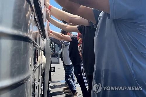 미국 이민당국이 공개한 조지아주 현대차공장 이민단속 장면. EPA 연합뉴스