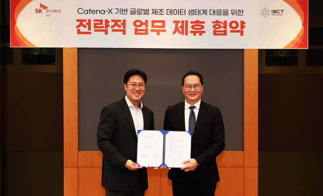 장혁수(왼쪽) SK AX ESG·SHE본부장과 이정륜 IBCT 대표가 경기 분당 SK AX 본사에서 9일 전략적 업무 제휴 협약을 맺고 있다. SK AX 제공