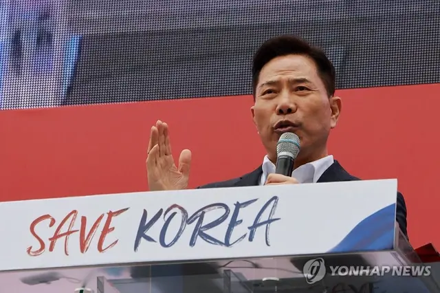 자신이 대표하는 ‘세이브코리아’ 주최 집회에서 윤석열 당시 대통령의 12·3 비상계엄을 옹호하고 탄핵 기각 촉구 발언하는 손현보 부산 세계로교회 담임목사.<연합뉴스 사진>