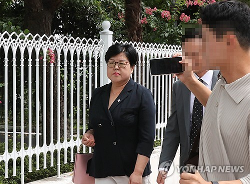 이태원 참사 유가족과 화물연대 조합원을 비하하는 글을 올린 혐의(모욕)로 기소된 김미나 창원시의원이 지난 2023년 7월 경남 창원시 마산합포구 창원지법 마산지원에서 열린 공판을 마치고 걸어가고 있다. [연합뉴스]