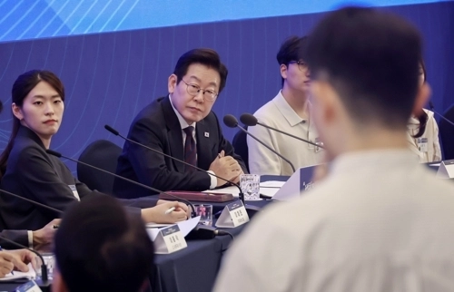 이재명 대통령이 10일 서울 마포구 프론트원에서 열린 국민성장펀드 보고대회에서 참석자 발언을 듣고 있다. [연합뉴스]