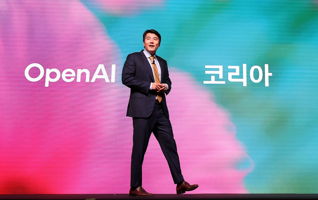 제이슨 권 오픈AI CSO가 10일 서울 광진구 파이팩토리스튜디오에서 열린 기자간담회에서 오픈AI코리아의 사업 방향을 설명하고 있다. 연합뉴스