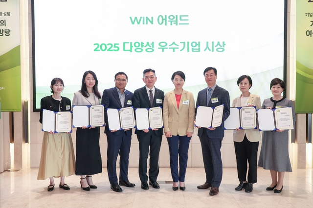 한정옥(오른쪽에서 두번째) SK이노베이션 ESG추진실장이 지난 9일 서울 서초구 엘타워에서 열린 ‘제8회 WIN 포럼’에서 다양성 우수기업 수상자들과 기념사진을 촬영하고 있다. SK이노베이션 제공.
