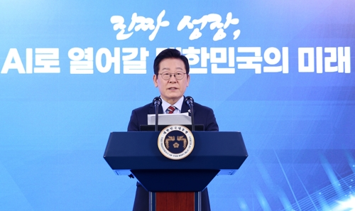 이재명 대통령이 8일 서울 중구 서울스퀘어에서 열린 국가인공지능(AI) 전략위원회 출범식에서 발언하고 있다.  [연합뉴스]