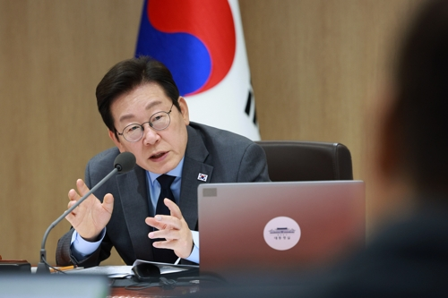 이재명 대통령이 9일 서울 용산 대통령실에서 열린 국무회의에서 민생경제 회복·안정 대책 토론을 하고 있다. [대통령실통신사진기자단]