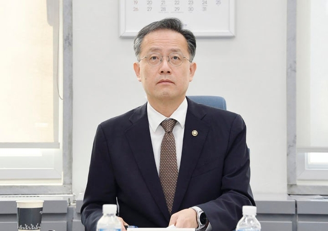 이형일 기획재정부 차관이 10일 국회에서 ‘2025년 9월 일자리 전담반 회의’를 주재하고 있다.  [기획재정부 제공]