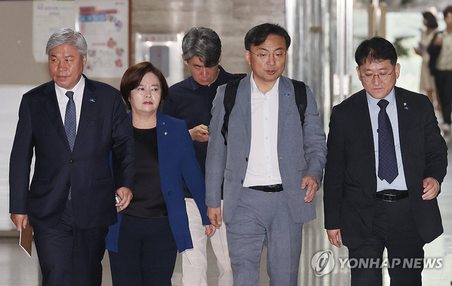 조국혁신당 서왕진, 신장식 등 의원들이 8일 서울 여의도 국회에서 열린 의원총회에 참석하고 있다. 연합뉴스
