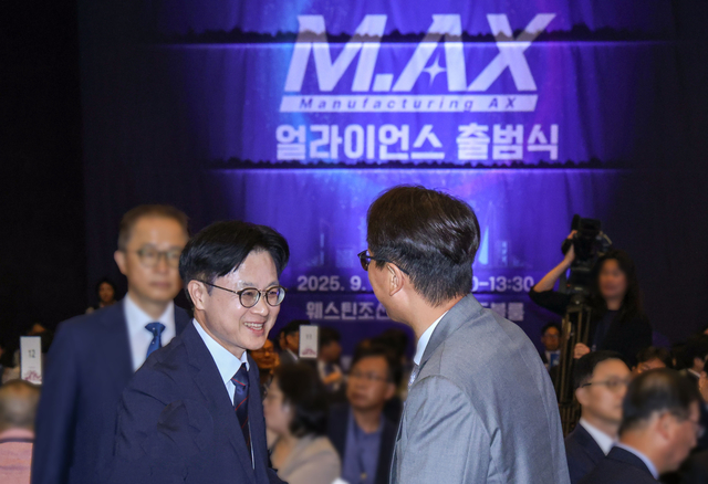 서울 중구 웨스틴조선호텔에서 10일 열린 ‘제조업 AX 얼라이언스 출범식’에서 김정관(왼쪽) 산업통상자원부 장관과 박대준 쿠팡 대표이사가 인사를 나누고 있다. [쿠팡 제공]