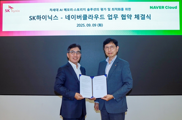 김유원(왼쪽) 네이버클라우드 대표와 안현 SK하이닉스 개발총괄사장이 지난 9일 차세대 AI 메모리·스토리지 솔루션 평가 및 최적화를 위한 MOU를 맺고 념촬영하고 있다. 네이버클라우드 제공