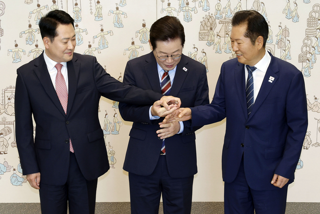 이재명 대통령이 지난 9월8일 용산 대통령실에서 여야 지도부 오찬 회동에 참석한 정청래(오른쪽) 더불어민주당 대표, 장동혁(왼쪽) 국민의힘 대표와 기념촬영을 위해 손을 잡고 있다.<대통령실통신사진기자단·연합뉴스>