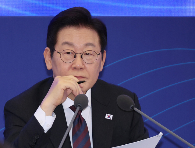 이재명 대통령이 10일 서울 마포구 프론트원에서 열린 국민성장펀드 보고대회에서 신동식 한국해사기술 회장의 발언을 듣고 있다.  연합뉴스