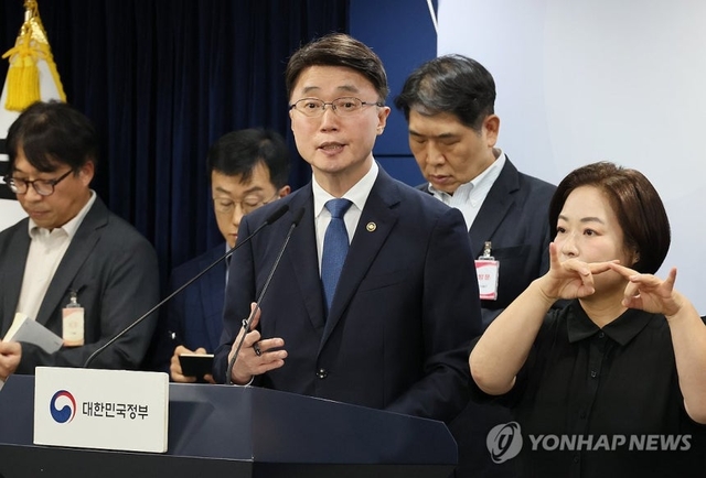 류제명 과학기술정보통신부 2차관이 10일 서울 종로구 정부서울청사에서 열린 ‘KT 무단 소액결제 침해 사고 현안 브리핑’에서 발언하고 있다. 연합뉴스