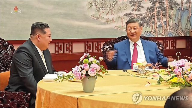 중앙TV가 공개한 김정은 위원장과 시진핑 중국 국가 주석간 북-중 정상회담에 이어 시 주석이 마련한 연회에 참석한 모습. 연합뉴스