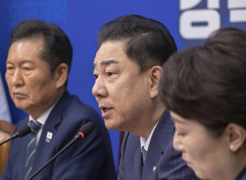 더불어민주당 김병기(가운데) 원내대표가 8일 국회에서 열린 최고위원회에서 발언하고 있다. [연합뉴스]