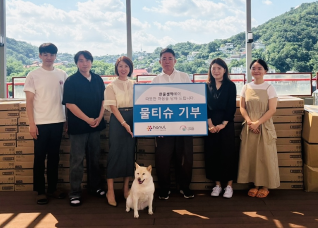 한울생약㈜이 8월 22일 서울 종로구 선덕원에 물티슈를 기부한 뒤 기념사진을 촬영하고 있다.