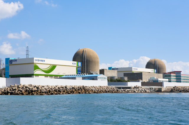 부산 기장군에 자리한 고리 제2발전소 전경. 오른쪽은 40년 설계수명이 다해 운영 중단된 고리 원전 4호기. 한국수력원자력 제공