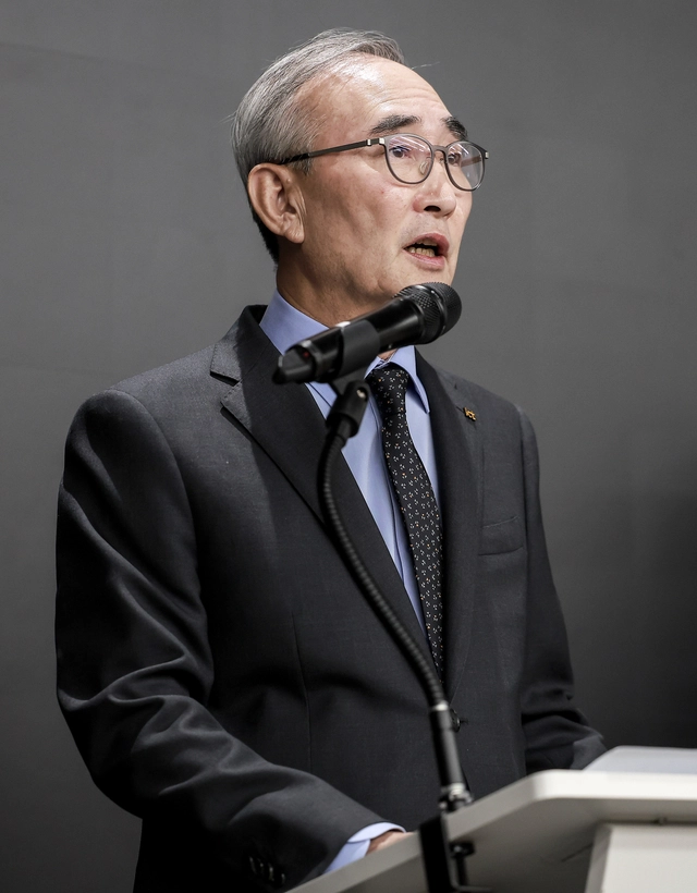 김영섭 KT 대표가 11일 서울 종로구 KT 광화문빌딩 웨스트 사옥에서 열린 소액결제 피해 관련 기자 브리핑에서 사과문을 읽고 있다. 박동욱기자 fufus@
