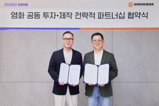 신호정(왼쪽) 쇼박스 대표와 정근욱 kt 스튜디오지니 대표가 파트너십을 체결하고 있다. kt스튜디오지니 제공