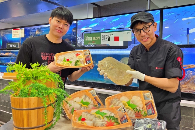 서울 송파구 잠실동 롯데마트 제타플렉스 잠실점 수산 매장에서 직원들이 찰광어회를 소개하고 있다. [롯데마트 제공]