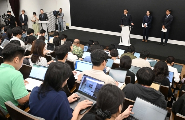 KT 주요 경영진들이  11일 서울 종로구 KT 광화문빌딩 웨스트 사옥에서 열린 소액결제 피해 관련 기자 브리핑에서 질의응답을 하고 있다. 박동욱기자 fufus@