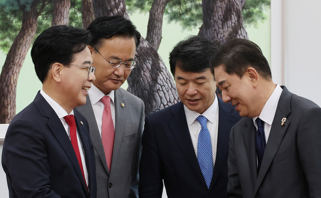 김병기 더불어민주당 원내대표와 송언석 국민의힘 원내대표가 10일 서울 여의도 국회에서 회동을 갖고 있다. [연합뉴스]