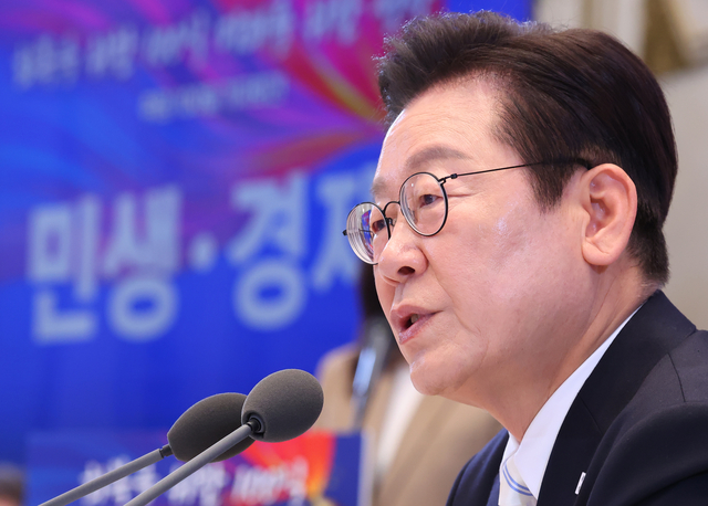 이재명 대통령이 11일 청와대 영빈관에서 열린 취임 100일 기자회견 ‘회복을 위한 100일, 미래를 위한 성장’에서 민생·경제 관련 질의에 답변하고 있다. 연합뉴스