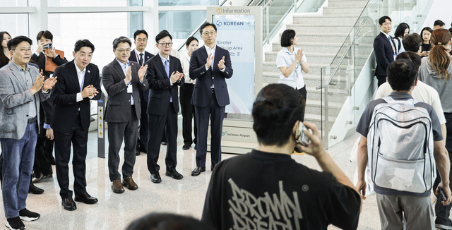 김동명(왼쪽에서 첫번째) LG에너지솔루션 대표가 12일 인천국제공항 제2터미널에서 미국 이민당국에 의해 조지아주에 구금됐던 한국인 근로자들을 맞이하고 있다. 공항사진기자단.