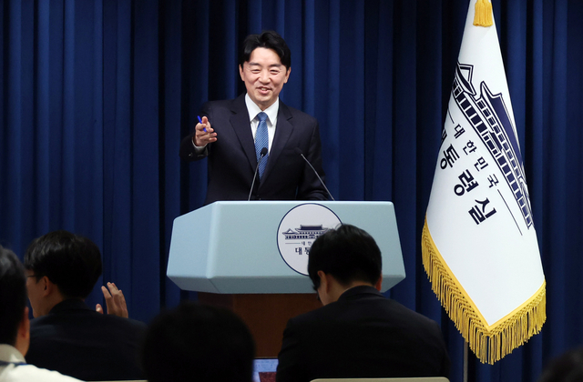 강훈식 대통령 비서실장이 지난 9일 서울 용산 대통령실에서 인선 발표 후 질문을 받고 있다. [연합뉴스]