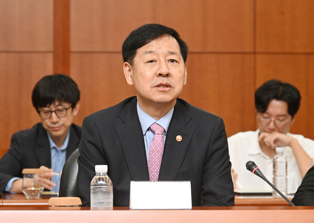 구윤철 경제부총리 겸 기획재정부 장관이 12일 경기 의왕시 현대자동차 로보틱스 랩을 방문해 AI 대전환 릴레이 현장 간담회를 하고 있다. [연합뉴스]