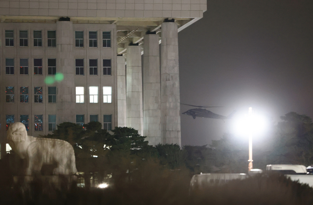 윤석열 전 대통령이 불법 비상계엄을 선포한 지난해 12월 3일  여의도 국회의사당 방향으로 헬기가 향하고 있다. [연합뉴스]