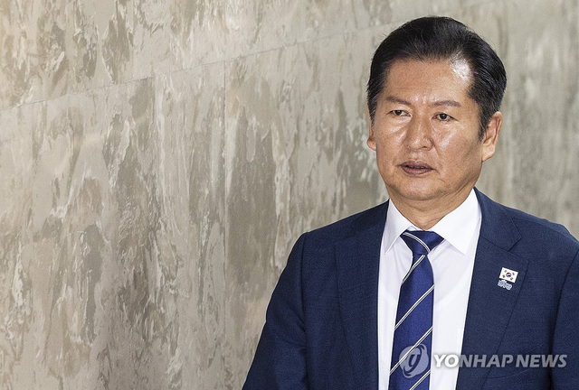 더불어민주당 정청래 대표가 지난 11일 국회에서 본회의를 앞두고 열린 비공개 의원총회에 입장하고 있다. [연합뉴스]