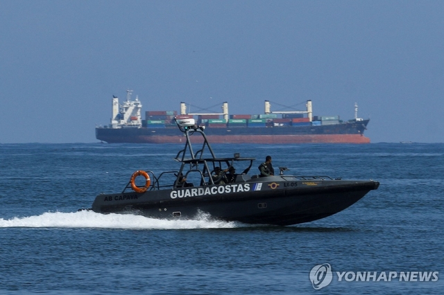 베네수엘라 해군 소속 해안경비정이 13일(현지시간) 카리브해 연안을 순찰하고 있다. 로이터=연합뉴스