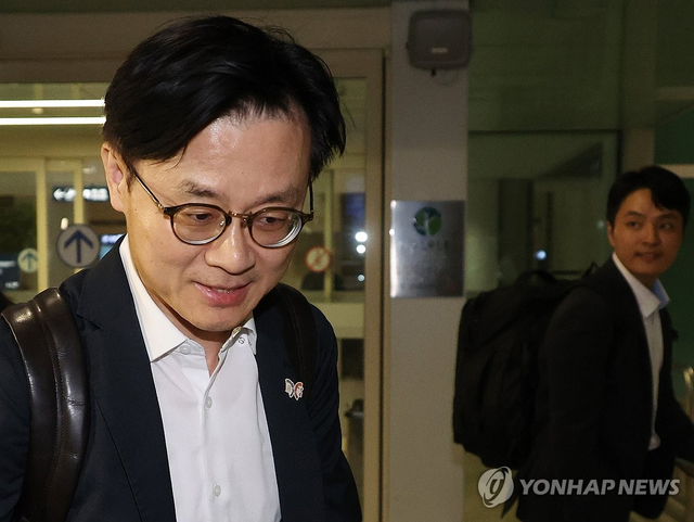 미국 현지에서 한미 관세협상 관련 후속 협의를 한 김정관 산업통상자원부 장관이 14일 오전 영종도 인천국제공항을 통해 귀국하는 모습.  연합뉴스
