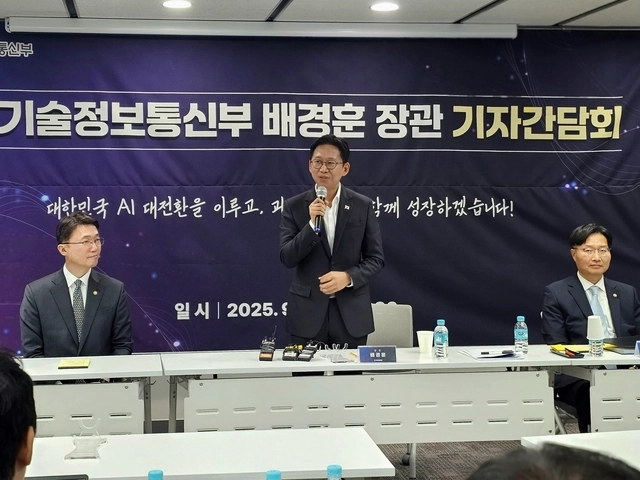 배경훈(가운데) 과학기술정보통신부 장관이 12일 오후 서울 종로구 HJ비즈니스센터에서 열린 ‘과학기술정보통신부 기자간담회’ 에서 기자들 질문에 답하고 있다. 팽동현 기자