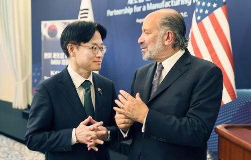 김정관(왼쪽) 산업부 장관과 러트닉 미국 상무부 장관. 산업통상자원부 제공