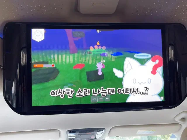 노블클라쎄 L9 2열에서 한 유튜브 채널을 보고 있다. 장우진 기자