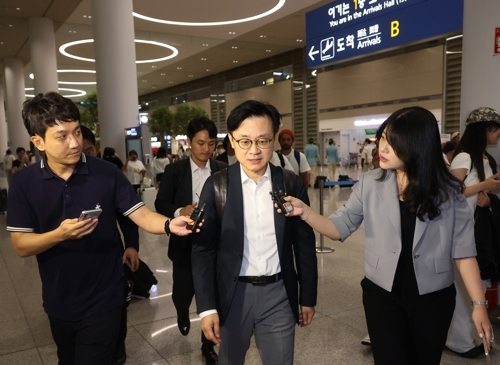 미국 현지에서 한미 관세협상 관련 후속 협의를 한 김정관 산업통상자원부 장관이 14일 오전 영종도 인천국제공항을 통해 귀국하고 있다. [연합뉴스]