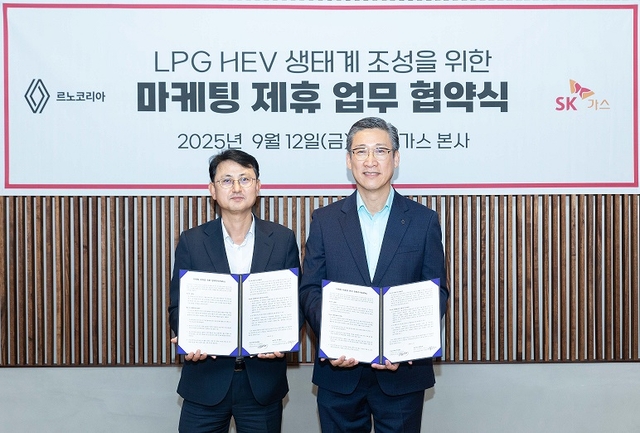 백흠정(왼쪽) SK가스 에코에너지 본부장과 최성규 르노코리아 연구소장이 지난 12일 SK가스 본사에서 국내 최초 LPG 하이브리드 차량의 성공적 출시를 위한 전속 마케팅 협약을 체결하고 기념사진을 촬영하고 있다. SK가스 제공.