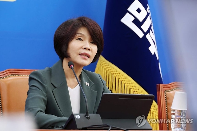 한정애 더불어민주당 정책위의장이 14일 서울 여의도 국회에서 정부 조직 개편 등 현안 관련 기자간담회를 하고 있다. [연합뉴스]