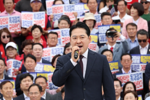 장동혁 국민의힘 대표가 12일 서울 여의도 국회 본청 앞 계단에서 열린 ‘야당 탄압 독재정치 규탄 대회’에서 발언하고 있다.  [연합뉴스]
