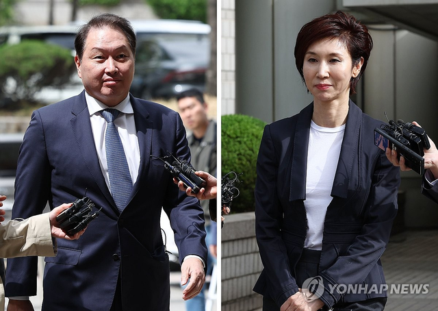 최태원(오른쪽 사진) SK 회장과 노소영 아트센터 나비 관장이 작년 4월 16일 서울 서초구 서울고등법원에서 열린 이혼 소송 항소심 공판에 출석하고 있다. 연합뉴스