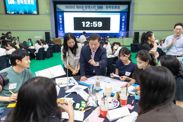 박승원 광명시장이 500인 원탁토론에 참여 시민들과 기본사회를 주제로 토론을 했다