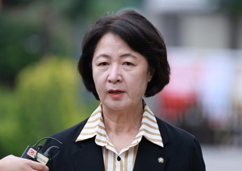 국회 탄핵소추위원장인 추미애 법제사법위원장이 9일 서울 종로구 헌법재판소 대심판정에서 열린 조지호 경찰청장 탄핵심판 사건 첫 변론기일에 출석하며 입장을 밝히고 있다.   [연합뉴스]