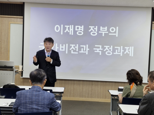 이재명 정부 국정기획위원회 기획분과 위원으로 참여했던 김호기 연세대 사회학과 명예교수가 12일 안민정책포럼(이사장 유일호)이 주최한 세미나에서 ‘이재명정부의 국가비전과 국정과제’라는 주제로 발표를 하고 있다. 안민정책포럼 제공