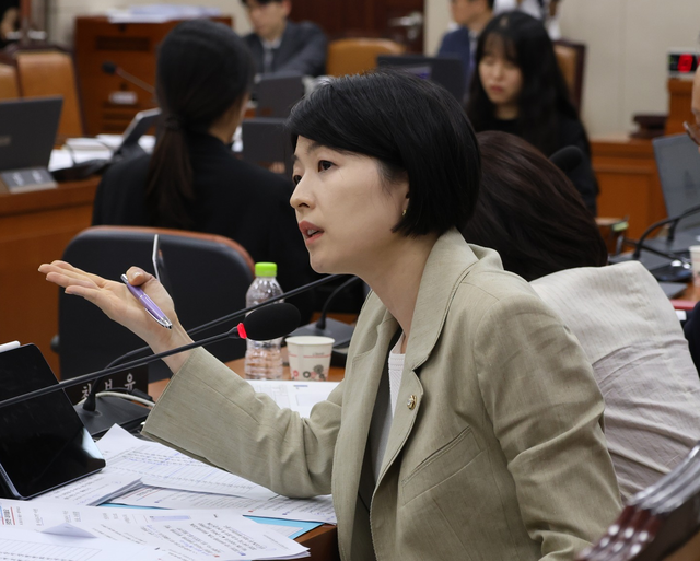 국회 보건복지위원회 회의 중 정부 측에 질의하는 한지아 국민의힘 의원.<한지아 국회의원 페이스북 사진 갈무리>