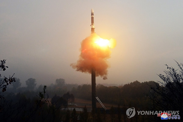 북한이 지난해 11월 시험발사한 ICBM ‘화성포-19형’. 연합뉴스