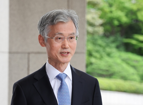 전국법원장 회의가 열리는 12일 조희대 대법원장이 서울 서초구 대법원으로 출근하며 취재진의 질문에 답하고 있다.   [연합뉴스]